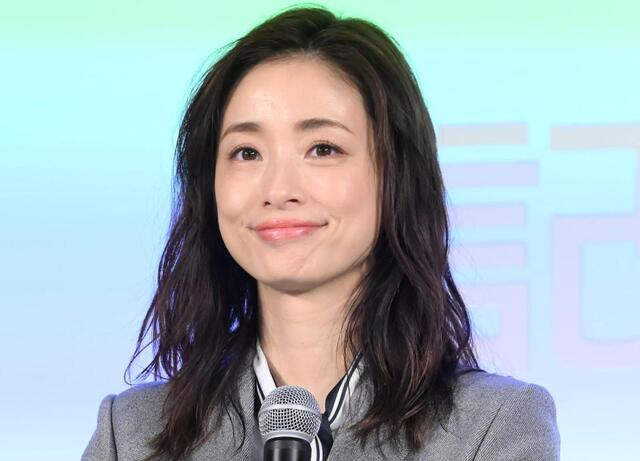 上戸彩が18年ぶり始球式 首元リボンのお洒落スタイルで登場 体