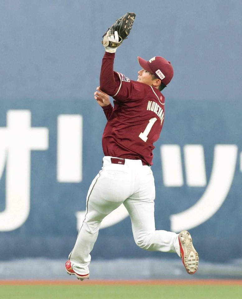 　シートノックで軽やかな動きを見せる宗山