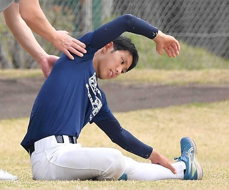 　ノースローで入念にストレッチをする浦和実・石戸（撮影・開出牧）