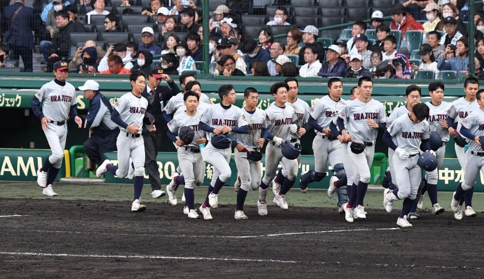 　準決勝で敗れスタンドへ向かう浦和実ナイン（撮影・開出牧）