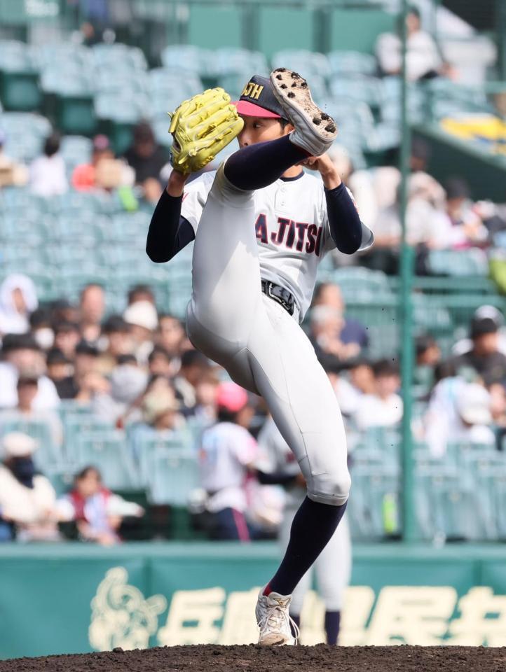 　先発し力投する浦和実・石戸颯汰（撮影・石井剣太郎）