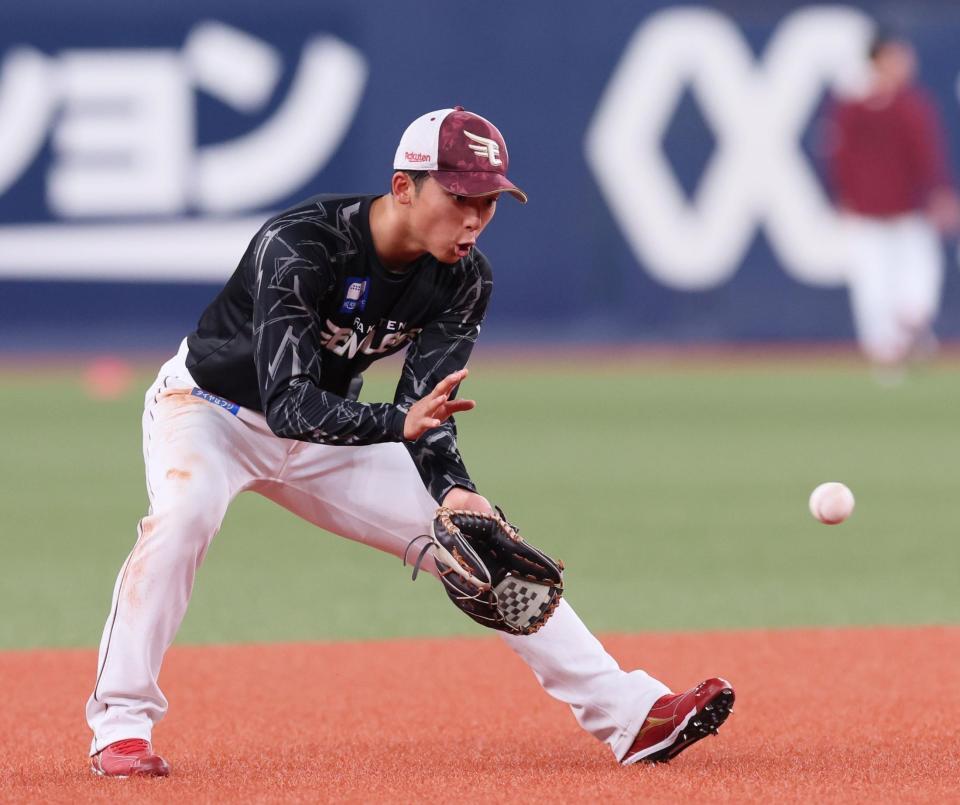 　試合前練習でノックを受ける宗山（撮影・立川洋一郎）