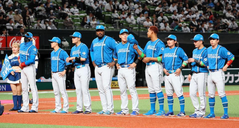 　開幕戦セレモニーに登場した新庄監督（左から２人目）ら日本ハムのスタメン（撮影・中島達哉）