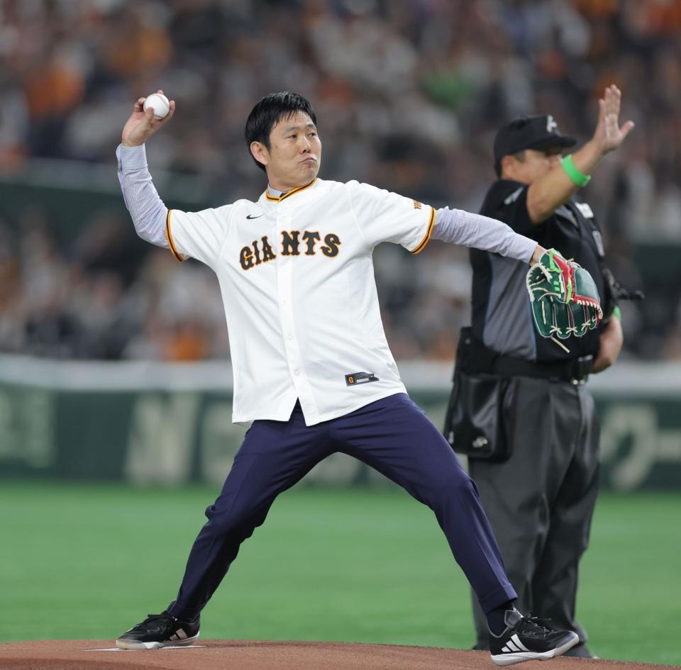 　セレモニアルピッチで投球する日本代表・森保監督（撮影・西岡正）