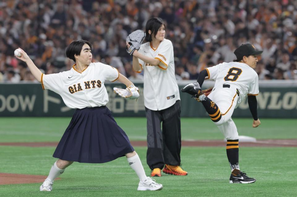 　ファーストピッチを行う（左から）イモトアヤコ、庄司夏子氏、読売ジャイアンツ女子チーム・田中美羽（撮影・西岡正） 