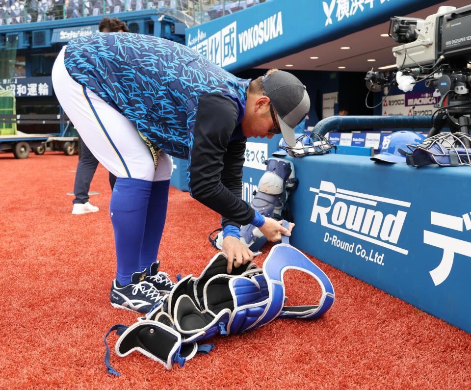 　加藤匠の防具にいたずらする京田