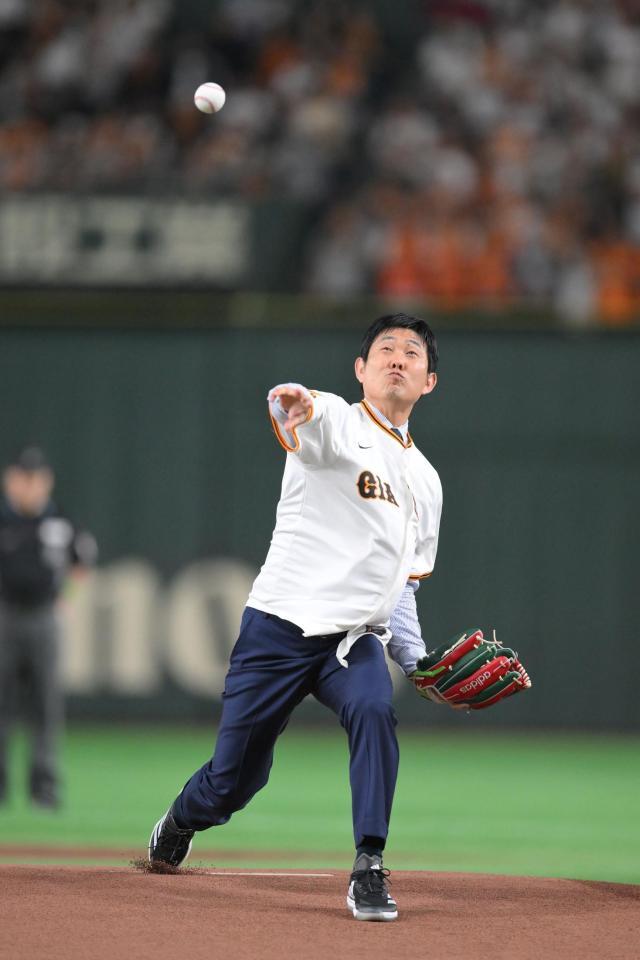 　開幕戦のセレモニアルピッチを務めた日本代表・森保監督（撮影・伊藤笙子）