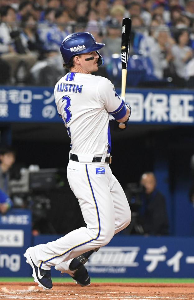 　１回、オースティンは右越えに先制適時二塁打を放つ（撮影・佐藤厚）