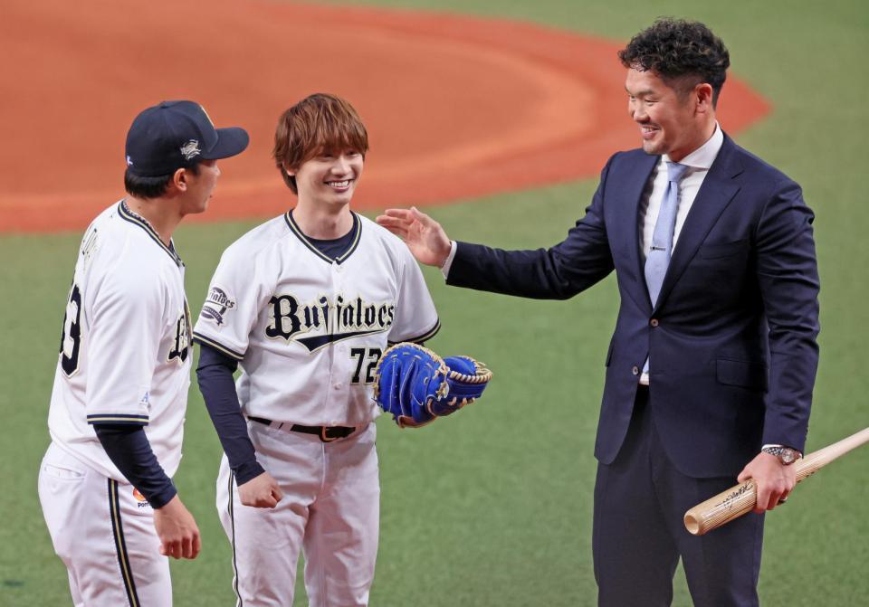 　始球式の大役を果たし、打者を務めたＴ－岡田氏（右）にねぎらわれる藤原丈一郎（中央）＝撮影・立川洋一郎