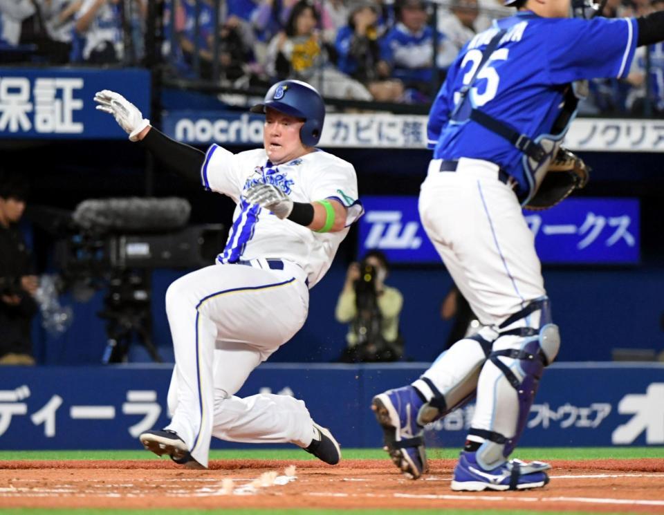 　１回、オースティンの右越え二塁打で一走・牧がホームイン（撮影・佐藤厚）