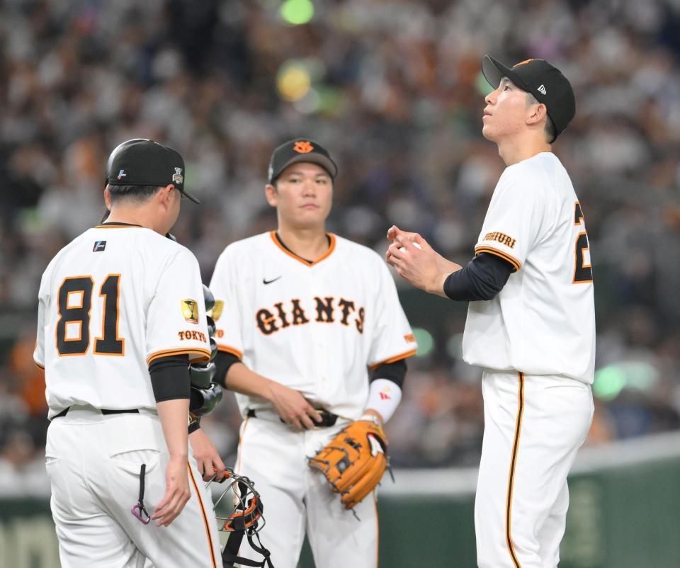 　５回、赤羽に先制打を浴びた戸郷（右）＝撮影・伊藤笙子