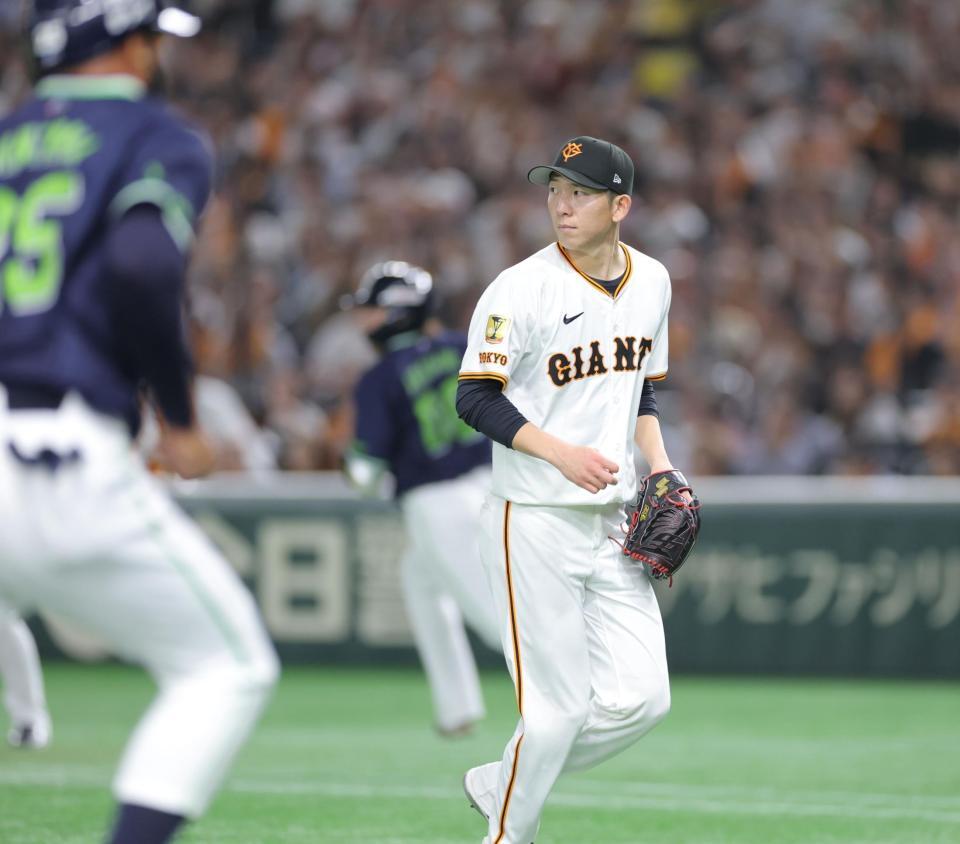 　５回、赤羽の適時打で先制点を奪われた戸郷（撮影・西岡正）