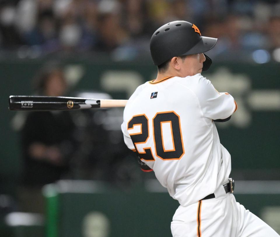 　２回、岡本のバットで左前打を放つ戸郷（撮影・伊藤笙子）