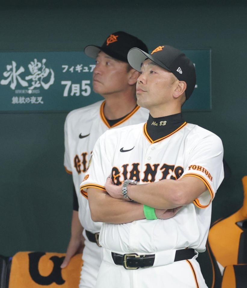 　２回、満塁の好機で得点ならず、上を向く阿部監督（撮影・西岡正）