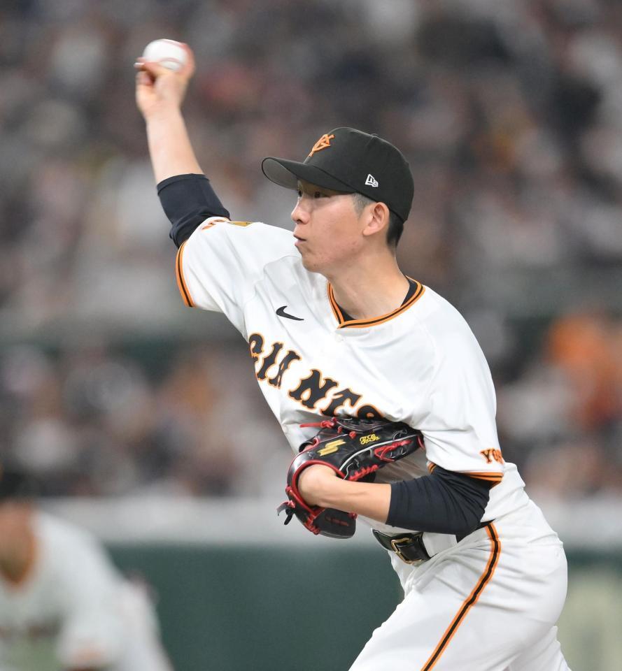 　力投する先発の戸郷（撮影・伊藤笙子）