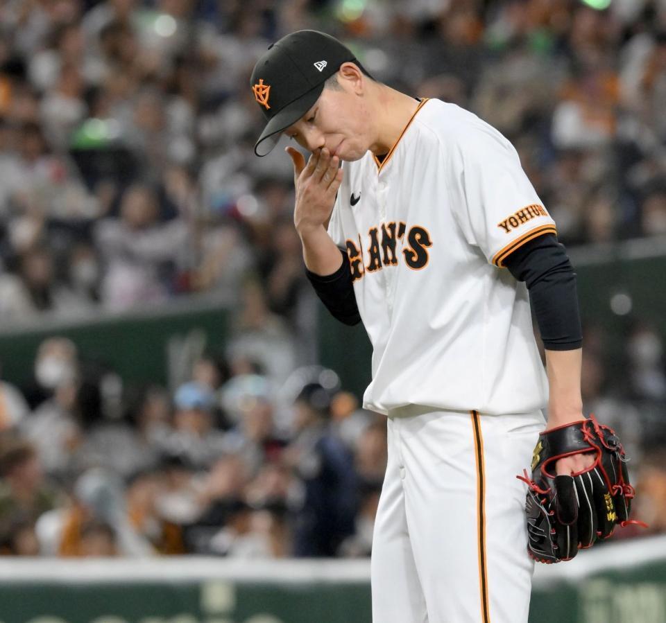 　５回、西川の適時打でこの回４失点目を喫し、汗を拭う戸郷（撮影・伊藤笙子）