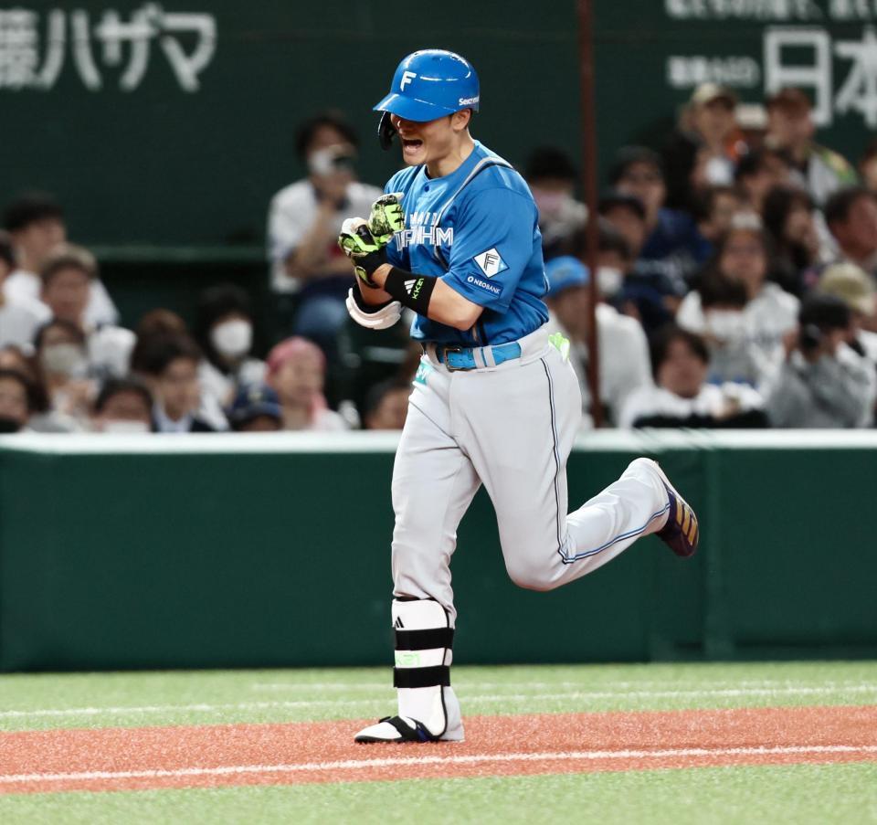 　７回、先制ソロを放ち、三塁を回ってポーズをとる清宮幸（撮影・中島達哉）