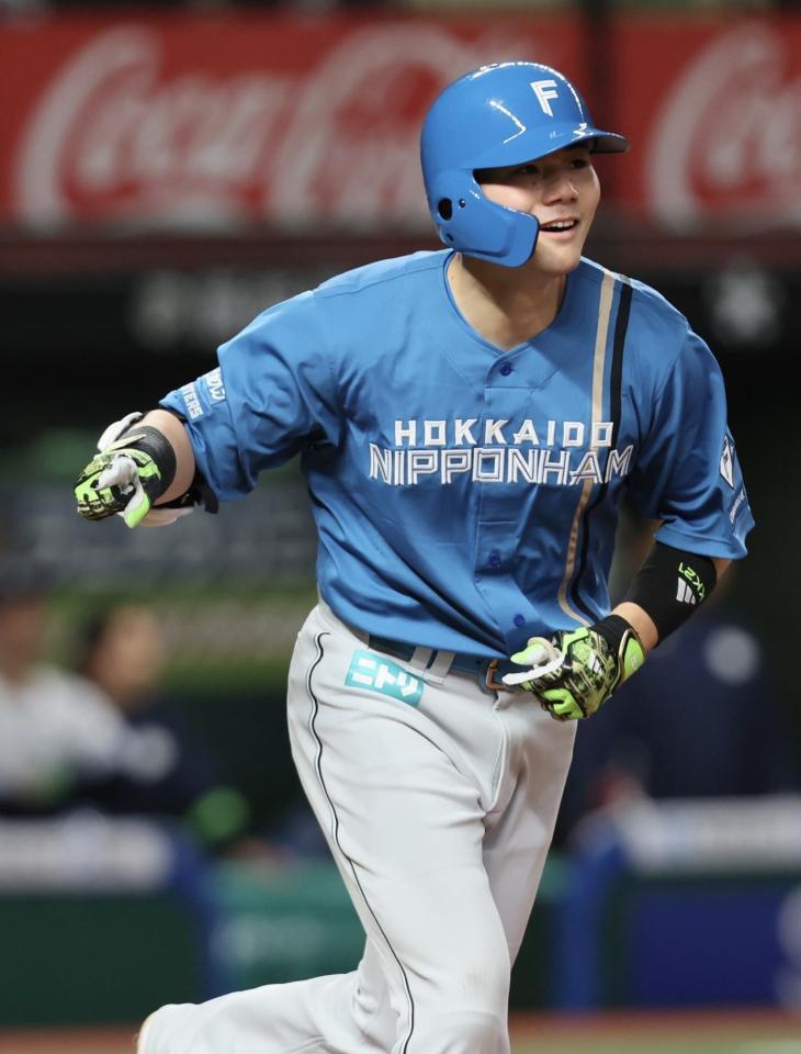 　７回、先制ソロを放ち、ベンチを指さす清宮幸（撮影・中島達哉）