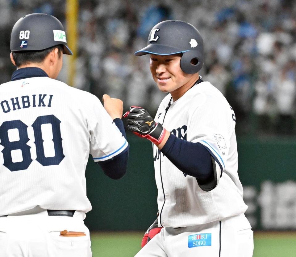 　５回、左前打を放ち、コーチとタッチする渡部聖