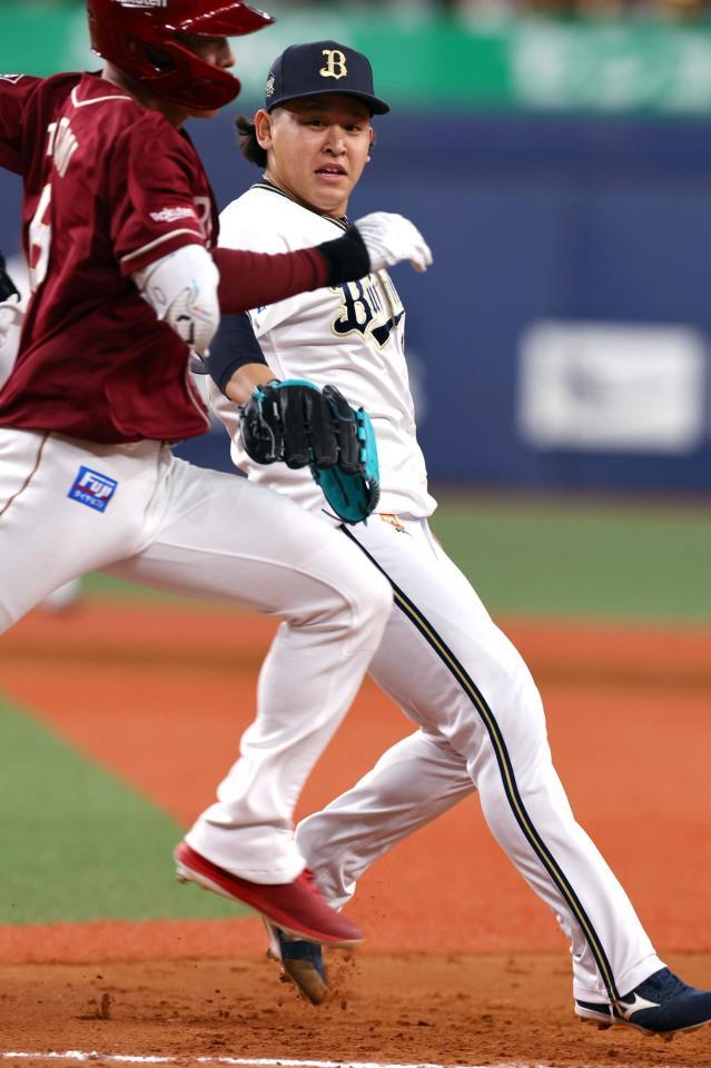 　８回、宮城は辰己に内野安打を許す（撮影・山口登）