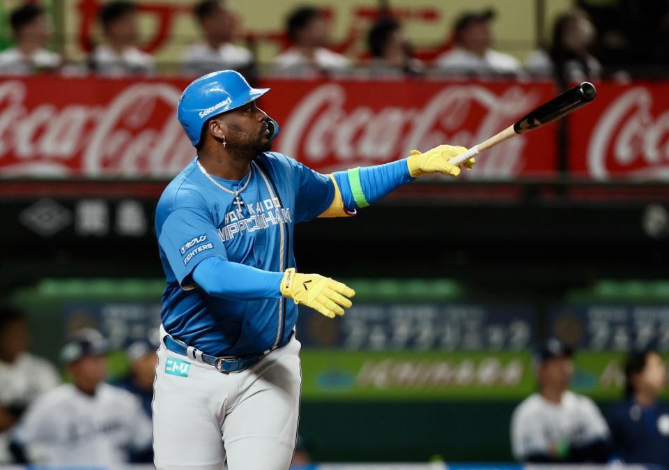 　９回、ソロを放つレイエス（撮影・中島達哉）