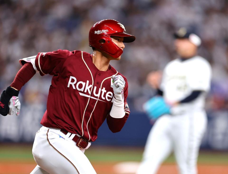 　９回、右前に同点適時打を放つ宗山（撮影・山口登）