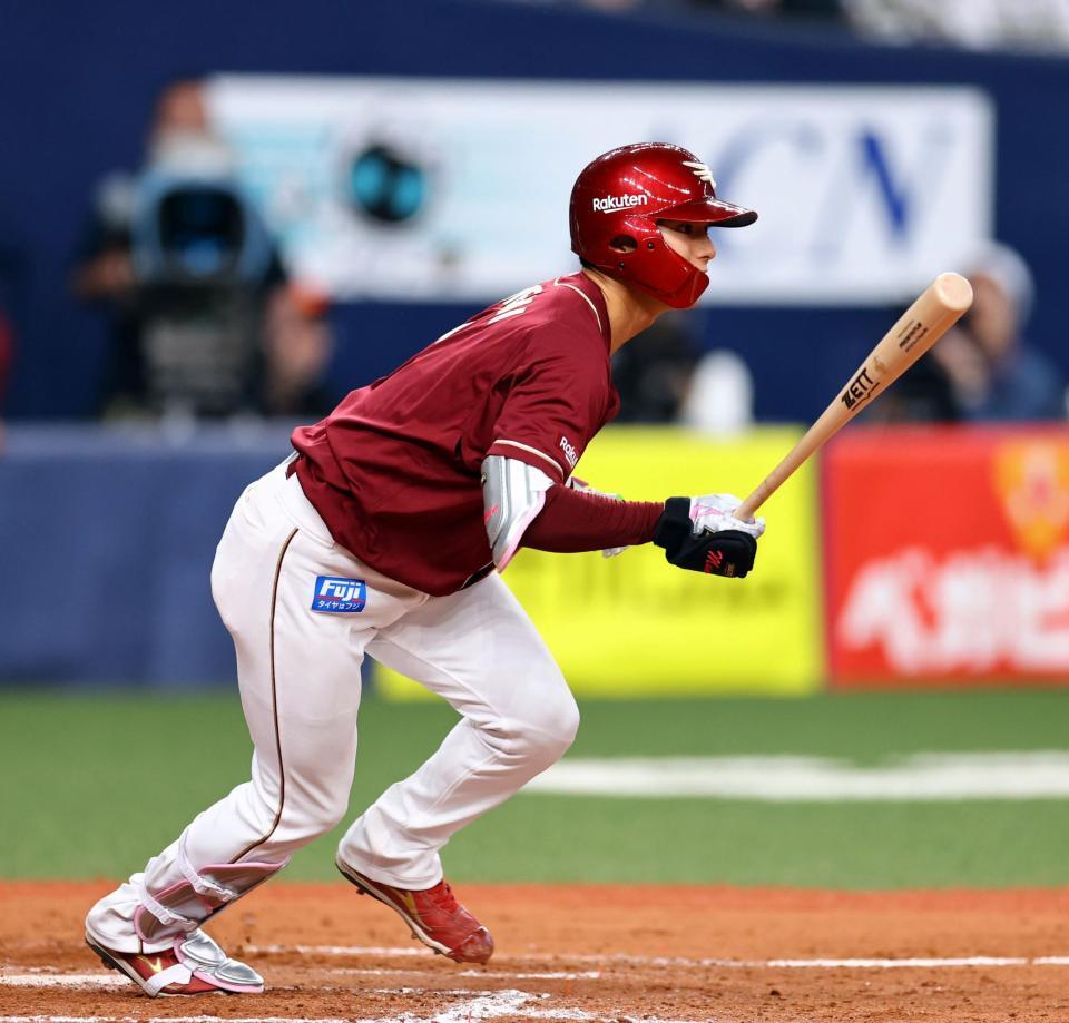 　９回、右前に同点適時打を放つ宗山（撮影・山口登）