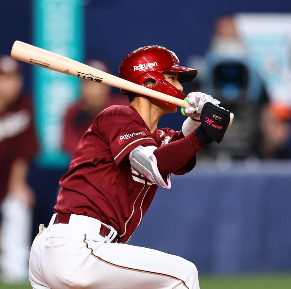 　９回、右前に同点適時打を放つ宗山（撮影・山口登）