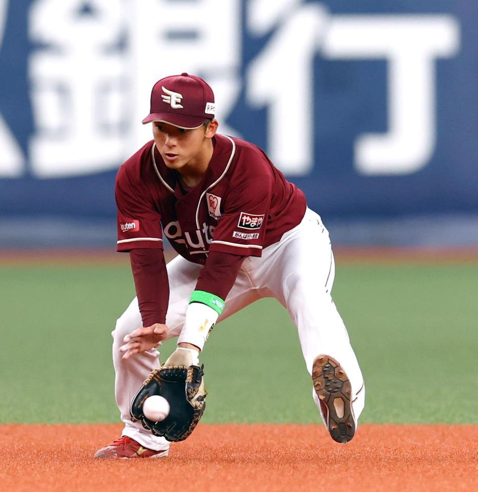 　５回、中川の打球を処理する宗山（撮影・山口登）