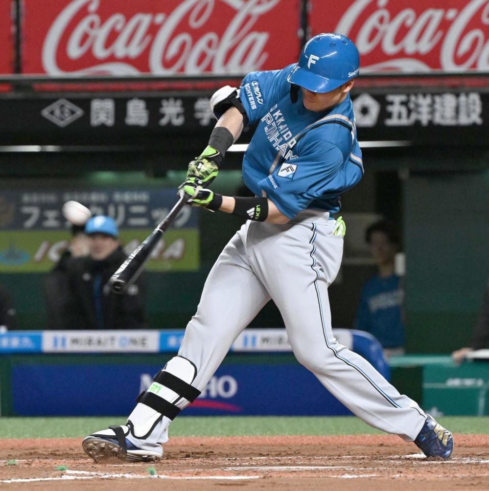 　７回、先制ソロを放つ清宮幸