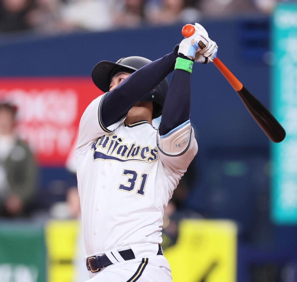 　２回、左翼スタンドへ先制２ランを放つ太田（撮影・立川洋一郎）