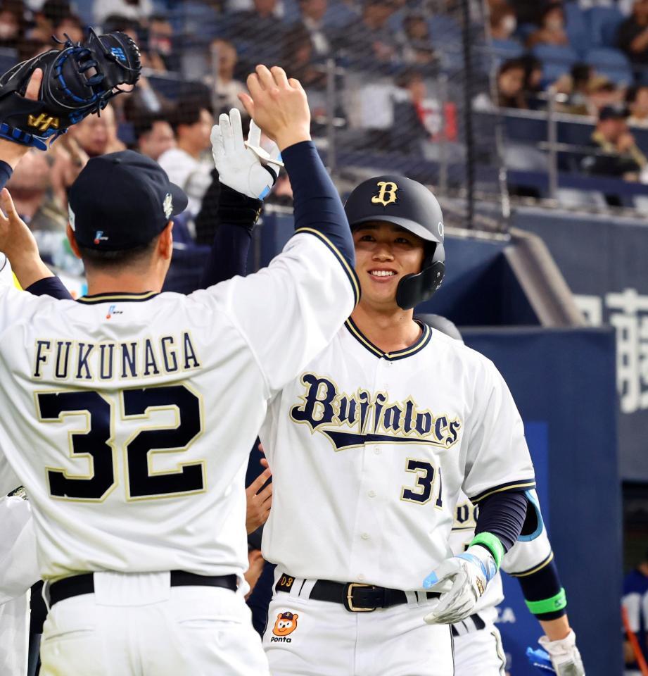 　２回、先制２ランを放ちナインに迎えられる太田（撮影・山口登）