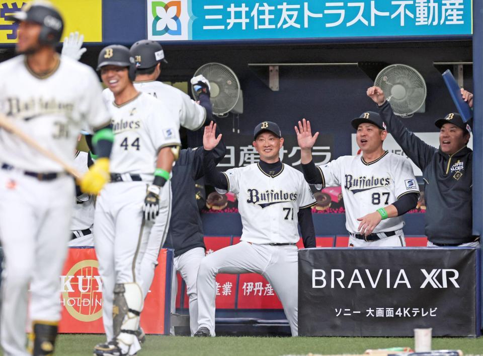 　２回、先制２ランを放った太田を迎えて笑顔を見せる岸田監督（中央）＝撮影・立川洋一郎