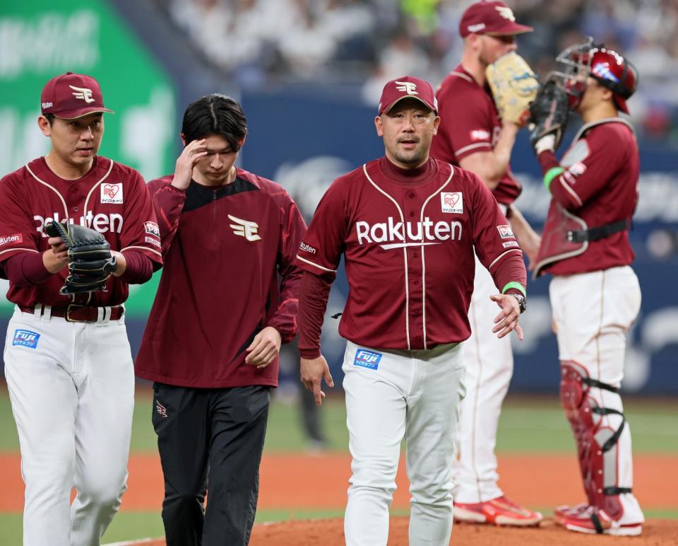 　７回、西口（左）を降板させベンチへ戻る三木監督（中央）＝撮影・立川洋一郎