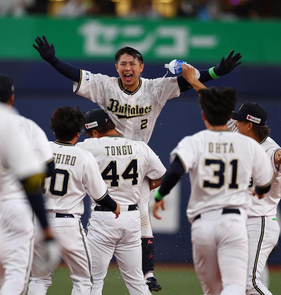 　９回、若月はサヨナラ適時打を放ちナインに手荒く祝福される（撮影・山口登）