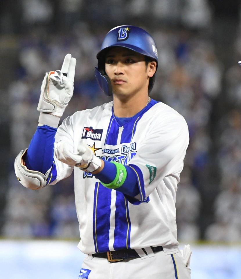 　２回、森敬は左前適時打を放ち、ポーズを決める（撮影・佐藤厚）