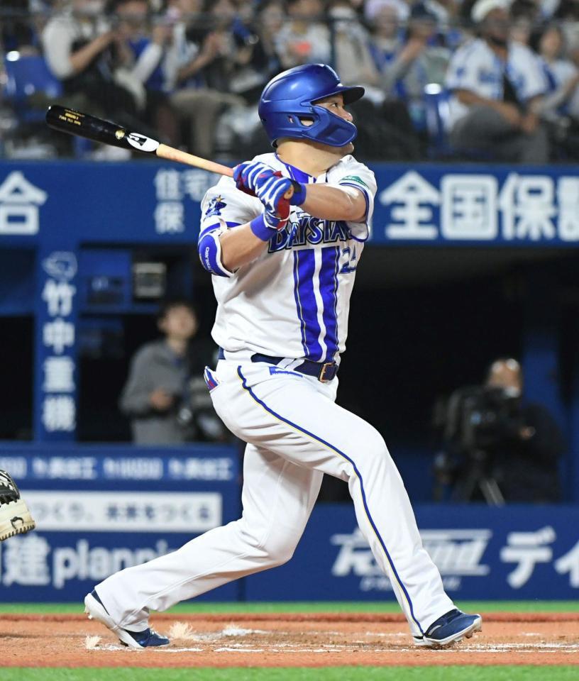 　６回、筒香は右中間二塁打を放つ（撮影・佐藤厚）