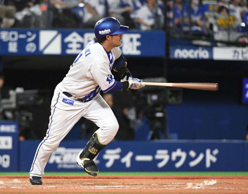 　６回、宮崎は中前適時打を放つ（撮影・佐藤厚）