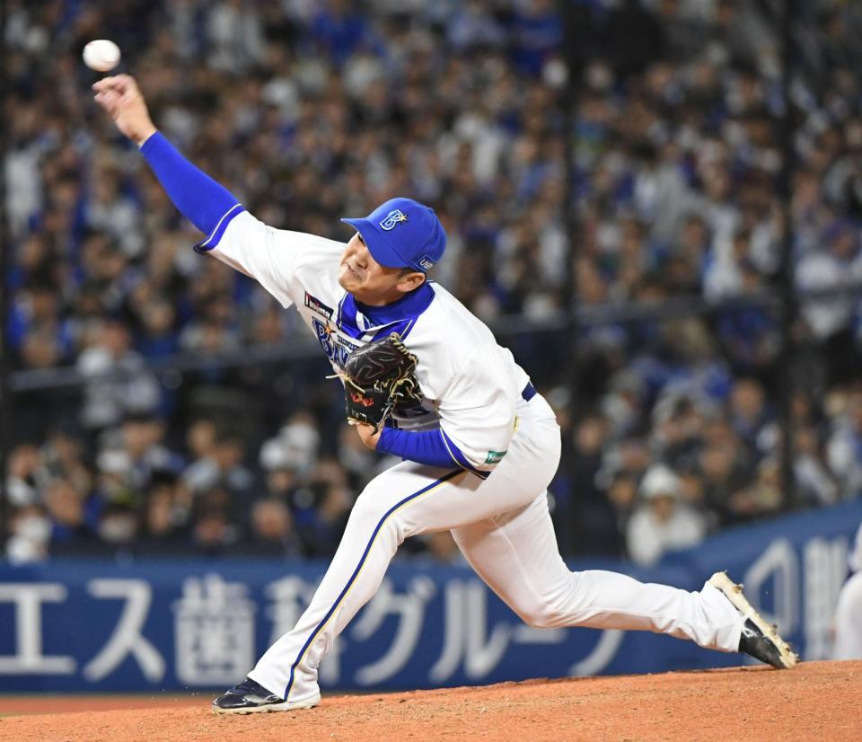 　８回、２番手で登板し三者凡退に抑えた山崎（撮影・佐藤厚）