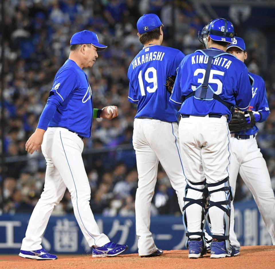 　６回、高橋宏（中）を降板させる井上監督（左）＝撮影・佐藤厚