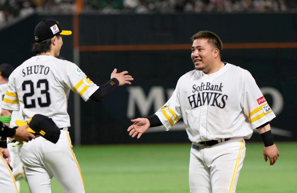 　３回、先制二塁打を放ち周東（左）とタッチする山川