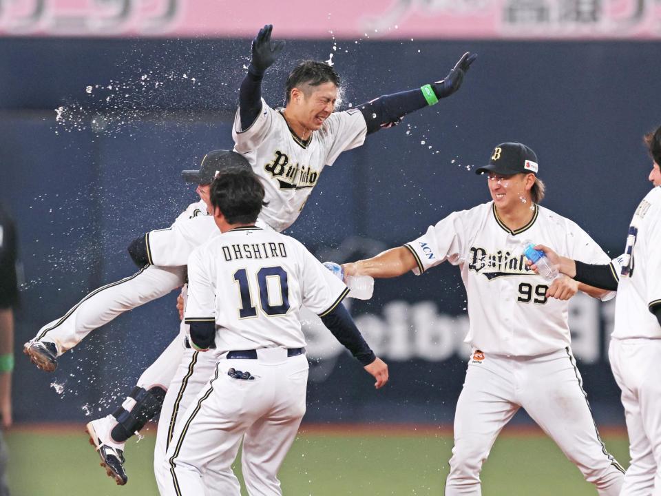 　９回、サヨナラとなる二塁打を放ちナインから手笑い祝福を受ける若月（撮影・立川洋一郎）