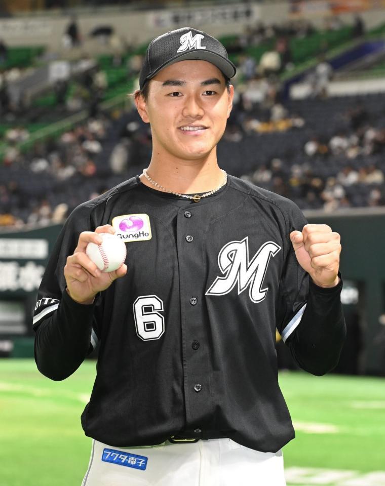 　ヒーローインタビューを終え、ポーズをとる西川