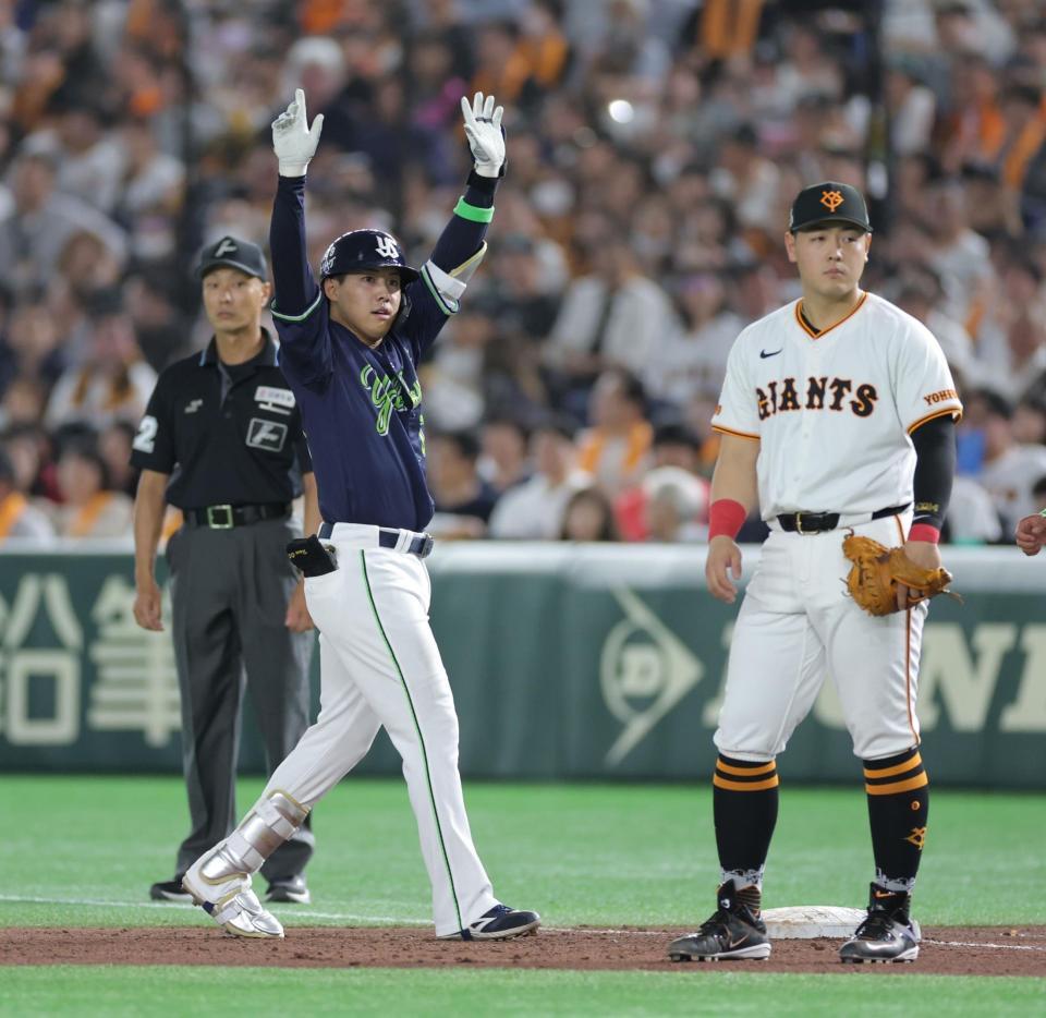 　５回、適時打を放ち、ベンチへ向かって手を上げる赤羽（撮影・西岡正）