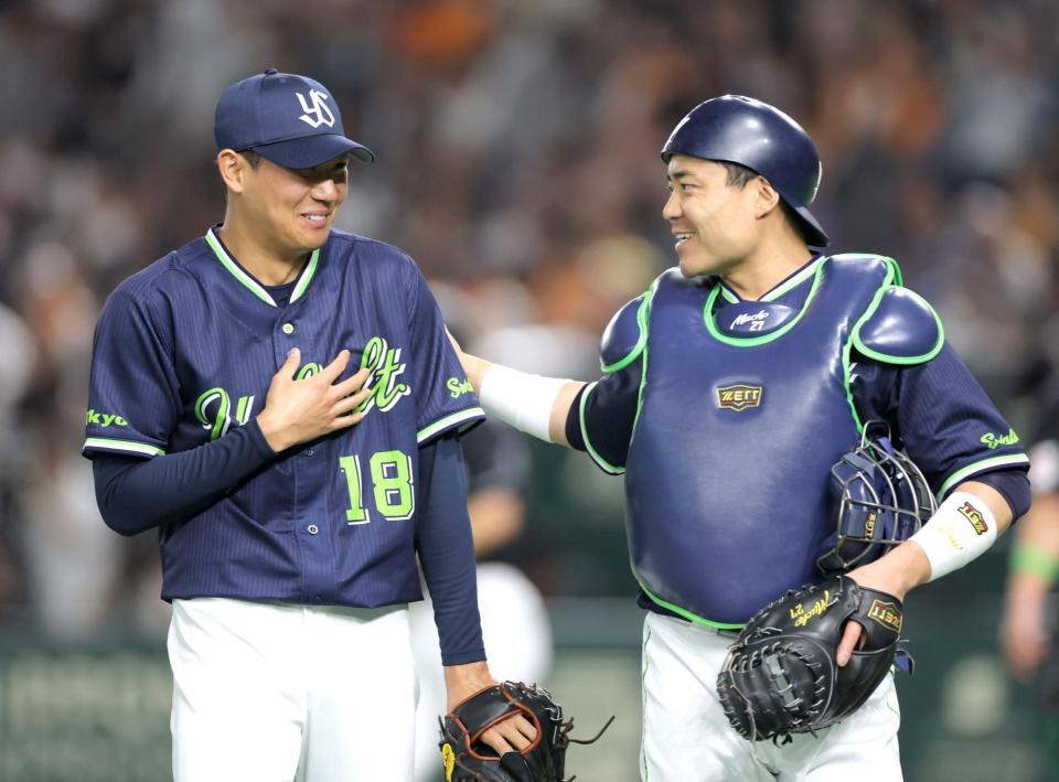 　１回のピンチをしのぎ、中村悠（右）に祝福されてほっとした表情の奥川（撮影・西岡正）