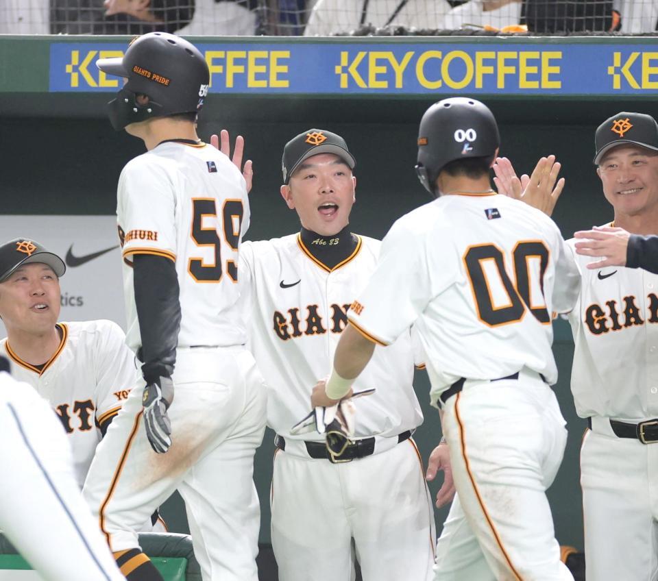 　９回、吉川の同点打で生還した若林（左）、湯浅を迎える阿部監督（撮影・西岡正）