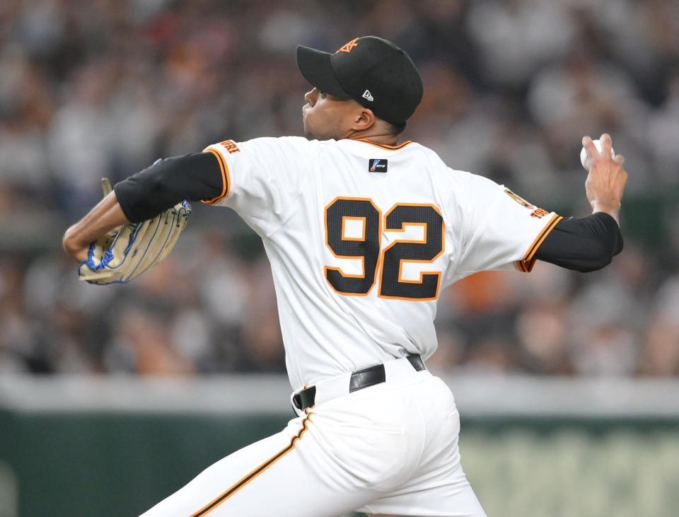 　１０回から移籍初登板のマウンドに上がったマルティネス（撮影・伊藤笙子）