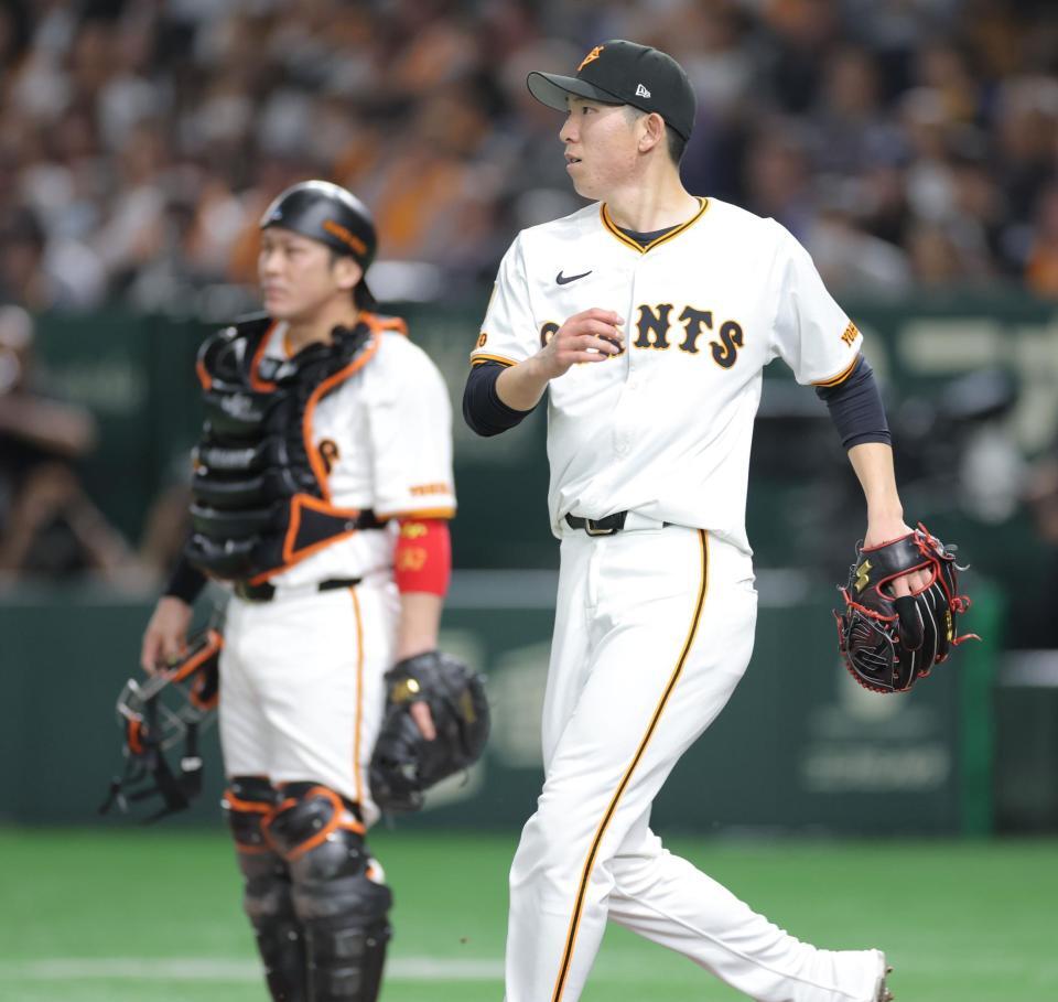 　５回、中村悠に適時打を浴び、３点目を失った戸郷（右）＝撮影・西岡正