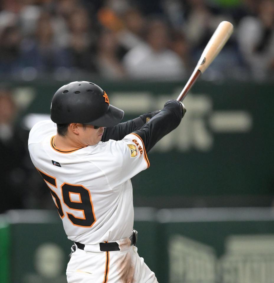 　１０回、レフトへサヨナラ適時打を放つ若林（撮影・伊藤笙子）