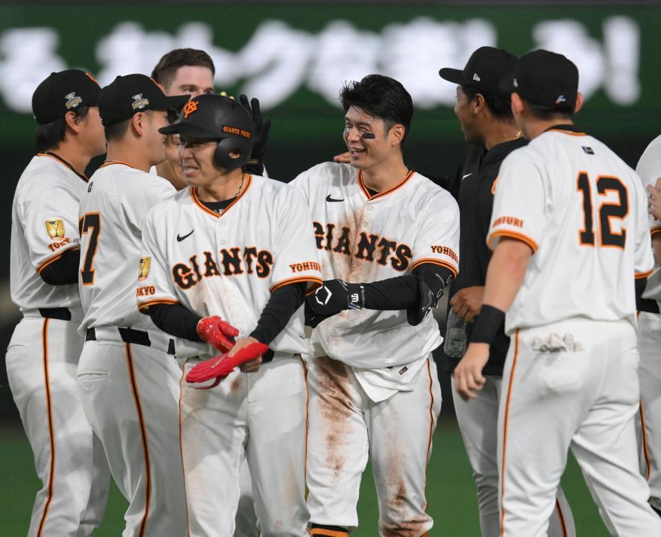 　１０回、サヨナラ打を放ち、ナインに迎えられる若林（中央）＝撮影・伊藤笙子